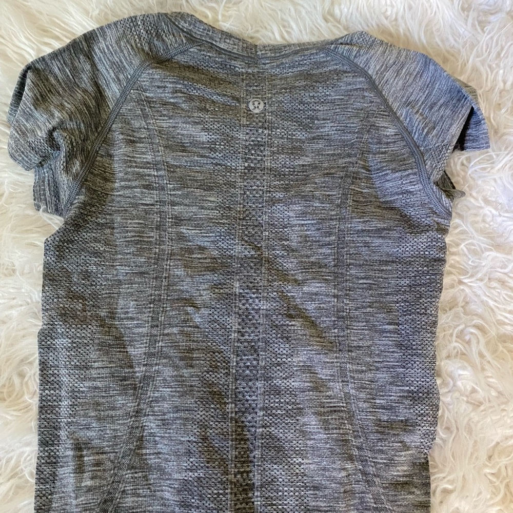 grey swiftly lululemon tee (EXCELLENT CONDITION)